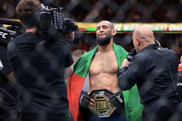 챔피언에 등극한 함자트 치마예프. 사진 | UFC