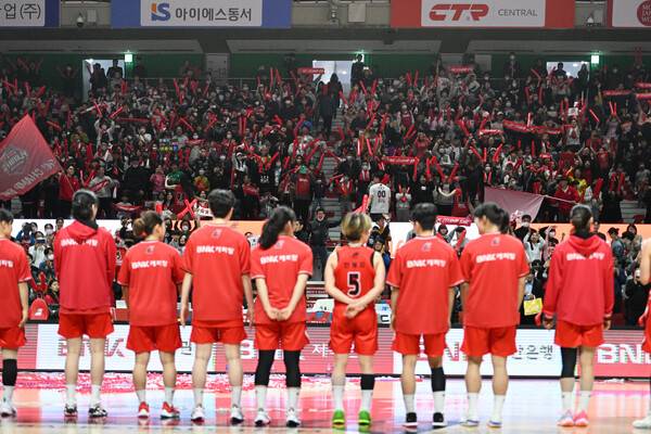 BNK 선수들. 사진 | WKBL