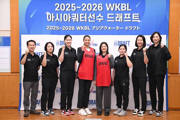 아시아쿼터 선발 당시 BNK 기념촬영. 사진 | WKBL