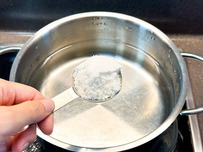 냄비에_소금넣는_사진_jpg