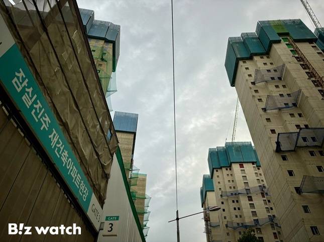 잠실래미안아이파크(왼쪽)와 잠실르엘(오른쪽) 공사 현장 모습./사진=김진수 기자