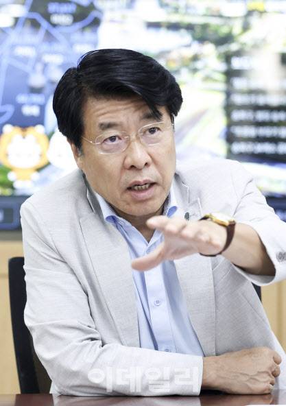 서강석 송파구청장이 18일 구청 집무실에서 이데일리와 인터뷰를 하고 있다. (사진=이영훈 기자)