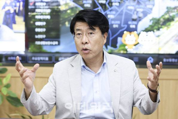 서강석 송파구청장이 최근 이데일리와의 인터뷰에서 ‘송파대로 명품거리 조성사업’에 대해 설명하고 있다. (사진=이영훈 기자)