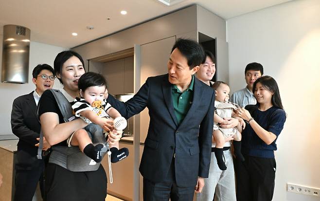 오세훈 서울시장이 지난 13일 서울 송파구 문정동 ‘비아파트형 미리내집’을 함께 방문한 서울 베이비 엠버서더와 대화 나누고 있다. (사진=서울시 제공)