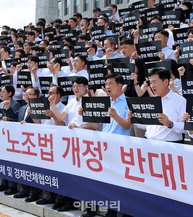 경제6단체 및 경제단체협의회 회원들이 19일 국회 본청 앞에서 열린 ‘노동조합법 개정안 수정 촉구 경제계 결의대회’에서 구호를 외치고 있다. (사진=방인권 기자)