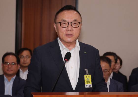 황주호 한국수력원자력 사장이 19일 국회에서 열린 산업통상자원 중소벤처기업위원회 전체회의에서 지난 1월 미국 웨스팅하우스와 맺은 지식재산권 분쟁 종료 합의문과 관련한 의원 질의에 답변하고 있다. 〈사진=연합뉴스〉