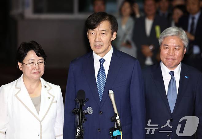 김선민 조국혁신당 당대표 권항대행(왼쪽)과 서왕진 원내대표가 15일 새벽 특별사면·복권으로 풀려난 조국 전 대표가 서울남부구치소를 나서며 소회를 밝히는 모습을 지켜보고 있다. 2025.8.15/뉴스1 ⓒ News1 구윤성 기자