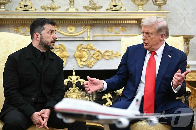 도널드 트럼프 미국 대통령과 볼로디미르 젤렌스키 우크라이나 대통령이 18일(현지시간) 워싱턴DC 백악관 오벌오피스에서 러시아-우크라이나 전쟁 종식안 논의를 위한 회담 전 기자들의 질문에 답하며 대화하고 있다. 2025.08.18. ⓒ AFP=뉴스1 ⓒ News1 류정민 특파원