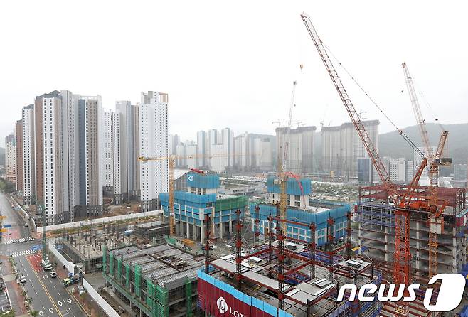 경기 광명시 광명역 인근에서 인부들이 아파트 건설 작업을 하고 있다. /뉴스1 ⓒ News1 신웅수 기자