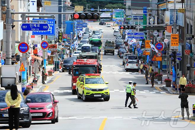 전국 민방위 훈련이 실시된 22일 오후 강원 인제 시가지에서 소방차 길 터주기 훈련이 진행되고 있다.(인제군 제공) 2024.8.22/뉴스1 ⓒ News1 이종재 기자