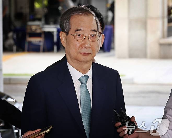 한덕수 전 국무총리가 19일 오전 12·3 비상계엄 사태에 가담·방조한 혐의로 피의자 조사를 받기 위해 서초동 서울고등법원에 마련된 내란특별검사팀 사무실에 출석하고 있다. 2025.8.19/뉴스1 ⓒ News1 구윤성　기자