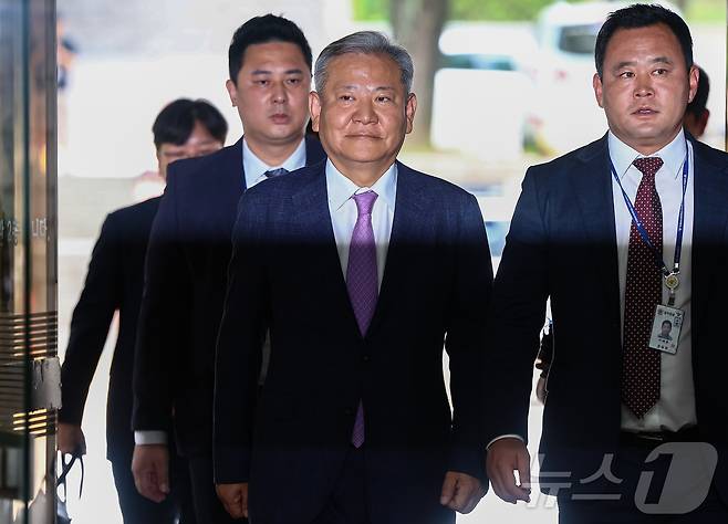 12·3 비상계엄 당시 '언론사 단전·단수'를 지시한 의혹을 받는 이상민 전 행정안전부 장관이 31일 서울 서초구 서울중앙지방법원에서 열린 구속 전 피의자 심문(영장실질심사)에 출석하고 있다. 2025.7.31/뉴스1 ⓒ News1 김도우 기자