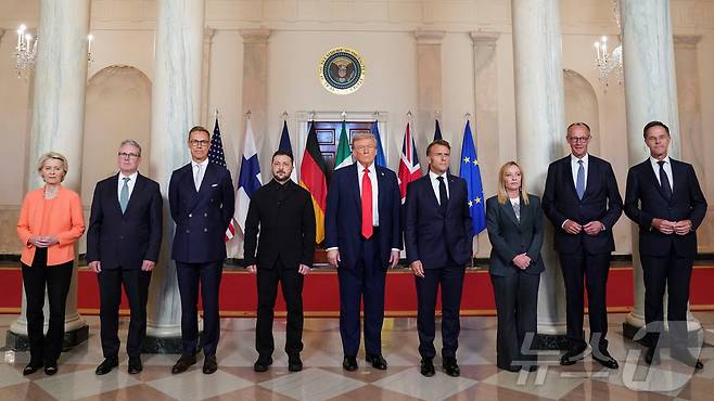 18일(현지시간) 미국 워싱턴 D.C. 백악관에서 러시아의 우크라이나 전쟁 종식을 위한 협상 직전 도널드 트럼프 미국 대통령, 볼로디미르 젤렌스키 우크라이나 대통령, 프리드리히 메르츠 독일 총리, 에마뉘엘 마크롱 프랑스 대통령, 키어 스타머 영국 총리, 조르자 멜로니 이탈리아 총리, 알렉산더 스투브 핀란드 대통령, 마르크 뤼터 북대서양조약기구(NATO) 사무총장, 우르줄라 폰데어라이엔 유럽연합(EU) 집행위원장이 함께 기념사진을 촬영하고 있다. 2025.08.18. ⓒ 로이터=뉴스1 ⓒ News1 권영미 기자