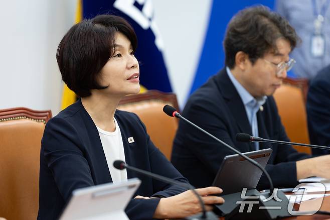 한정애 더불어민주당 정책위의장이 19일 서울 여의도 국회에서 열린 원내대책회의에서 모두 발언을 하고 있다. 2025.8.19/뉴스1 ⓒ News1 유승관 기자