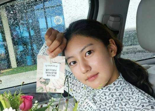 KLPGA 정회원이 된 송지아(18). (송지아 모친 박연수 SNS 캡처)