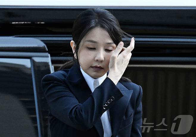 윤석열 전 대통령 부인 김건희 여사가 12일 오전 서울 서초구 서울중앙지법에서 열린 자본시장과 금융투자업에 관한 법률 위반 및 정치자금법 위반 혐의 등의 구속 전 피의자 심문(영장실질심사)에 출석하고 있다. 2025.8.12/뉴스1 ⓒ News1 사진공동취재단