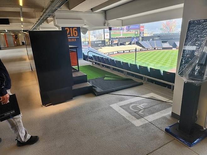 한화가 홈구장인 한화생명 볼파크의 장애인석을 바닥의 장애인석 표식을 카펫으로 가리고 특별석을 만들어 좌석을 판매해 논란이 일었다. 사진 | 대전시