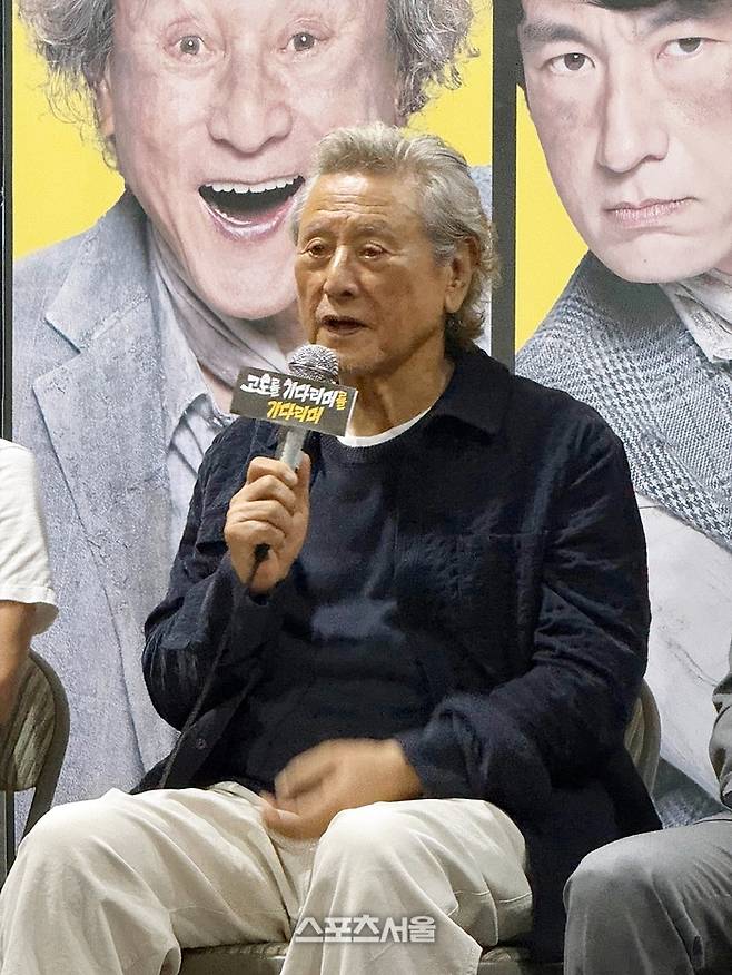배우 박근형이 19일 연극 ‘고도를 기다리며를 기다리며’ 기자간담회에서 작품에 대해 소개하고 있다. 사진 | 표권향 기자 gioia@sportsseoul.com