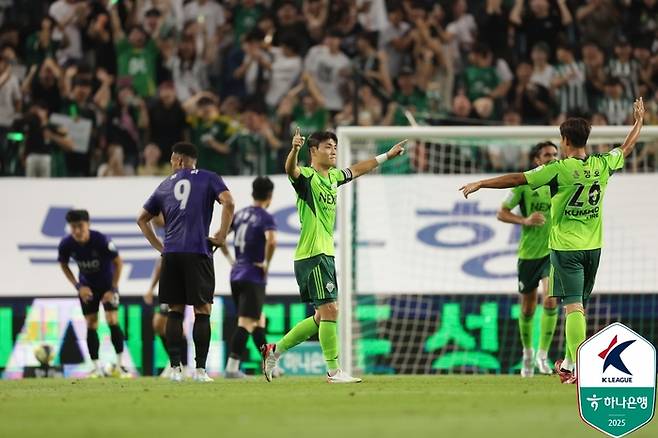 전북 박진섭(가운데)이 8일 안양전에서 선제골을 터뜨린 뒤 환호하고 있다. 사진 | 한국프로축구연맹