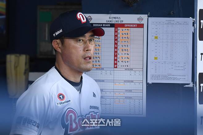 두산 조성환 감독대행이 서울 잠실구장에서 열린 2025 KBO리그 삼성과 경기를 지켜보고 있다. 잠실 | 최승섭기자 thunder@sportsseoul.com