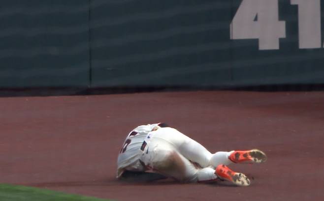 샌프란시스코 중견수 이정후가 18일(한국시각) 오라클파크에서 열린 탬파베이 레이스전에서 4회초 얀디 디아즈의 우중간 플라이를 전력질주해 잡아내고 있다. 이정후는 글러브를 맞고 튀어나온 공을 두 무릎으로 잡아 끝내 놓치지 않았다. 사진=MLB.TV 캡처