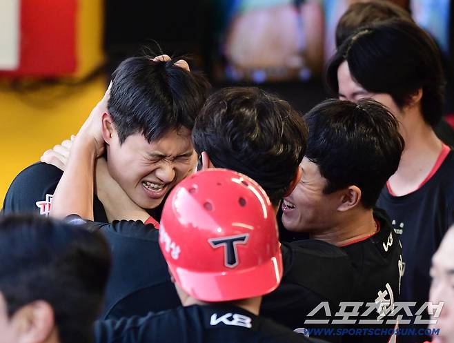 22일 인천 SSG랜더스필드에서 열린 SSG와 KIA의 경기. 8회초 KIA 김석환이 역전 투런 홈런을 날렸다. 동료들의 축하를 받고 있는 김석환. 인천=송정헌 기자songs@sportschosun.com/2025.06.22/