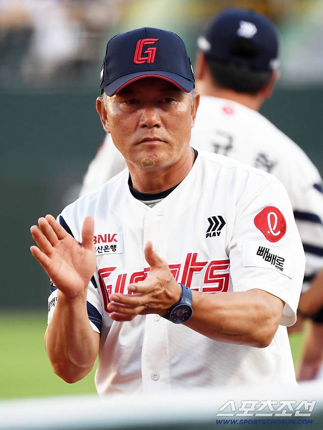 1일 부산 사직구장에서 열린 롯데 자이언츠와 LG 트윈스의 경기. 롯데 김민호 코치가 분위기를 띄우고 있다. 부산=박재만 기자 pjm@sportschosun.com/2025.07.01/