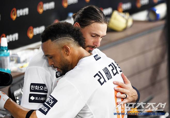 19일 대전 한화생명볼파크에서 열린 한화 이글스와 두산 베어스의 경기. 3회말 무사 2루 한화 리베라토가 투런포를 날린 뒤 환호하고 있다. 대전=박재만 기자 pjm@sportschosun.com/2025.08.19/