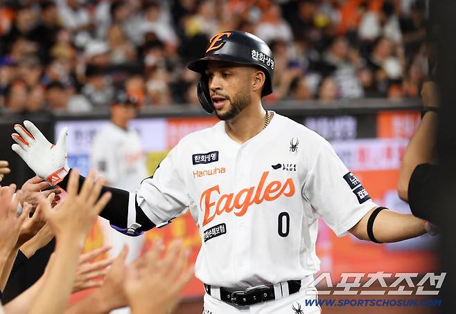 19일 대전 한화생명볼파크에서 열린 한화 이글스와 두산 베어스의 경기. 3회말 무사 2루 한화 리베라토가 투런포를 날린 뒤 환호하고 있다. 대전=박재만 기자 pjm@sportschosun.com/2025.08.19/