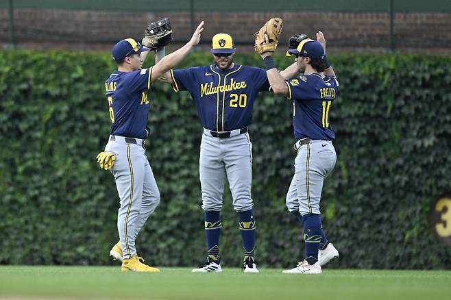 아이작 콜린스, 브랜든 로크리지, 샐 프렐릭 등 밀워키 외야수들이 19일(한국시각) 시카고 컵스를 7대0으로 누른 뒤 세리머니를 하고 있다. Imagn Images연합뉴스