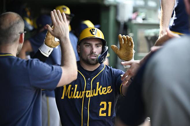밀워키 브루어스 케일럽 더빈이 19일(한국시각) 시카고 컵스전에서 5회 홈런을 치고 들어와 동료들과 하이파이브를 하고 있다. Imagn Images연합뉴스