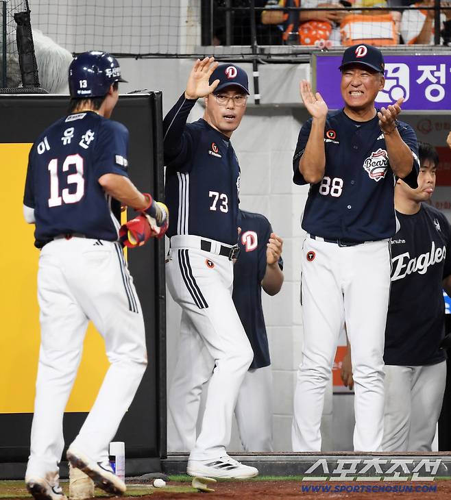 19일 대전 한화생명볼파크에서 열린 한화 이글스와 두산 베어스의 경기. 9회초 역전 득점한 이유찬을 조성환 감독대행이 반기고 있다. 대전=박재만 기자 pjm@sportschosun.com/2025.08.19/
