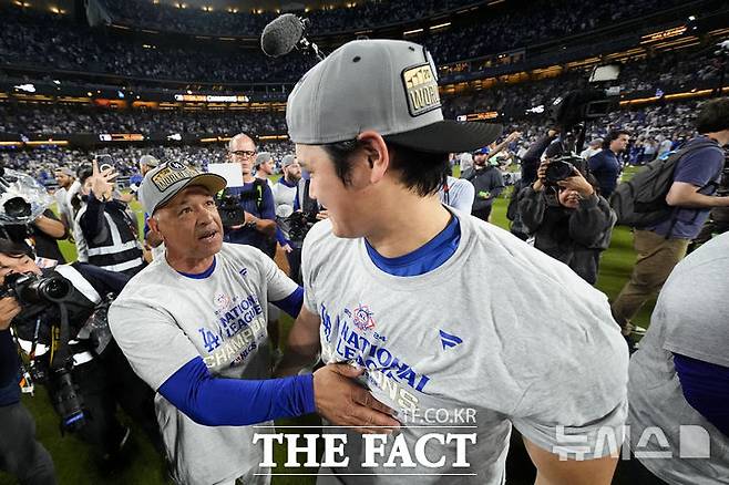 현역 메이저리그 최고 감독으로 꼽히는 LA 다저스의 데이브 로버츠 감독은 슈퍼스타 오타니 쇼헤이에게 쓴소리를 마다하지 않아 화제가 됐다. 비 스타 출신인 로버츠 감독은 선수들간의 소통을 강조한다. 로버츠 감독이 2024시즌 월드시리즈 진출을 확정지은 뒤 오타니를 격려하고 있다. /뉴시스