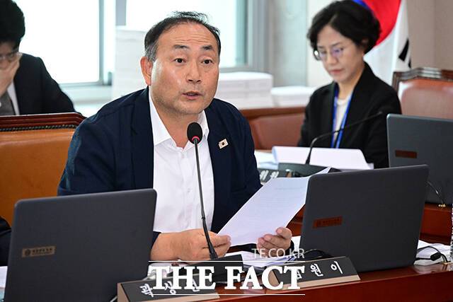 여당 간사 김원이 더불어민주당 의원이 자료 제출 요구를 하고 있다.