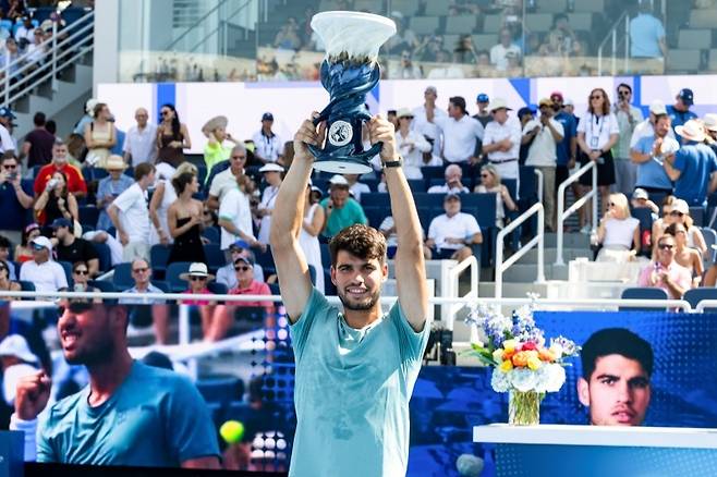 카를로스 알카라스가 18일 2025 신시내티오픈 남자단식 우승트로피를 들고 포즈를 취하고 있다. 사진/GettyimagesKorea