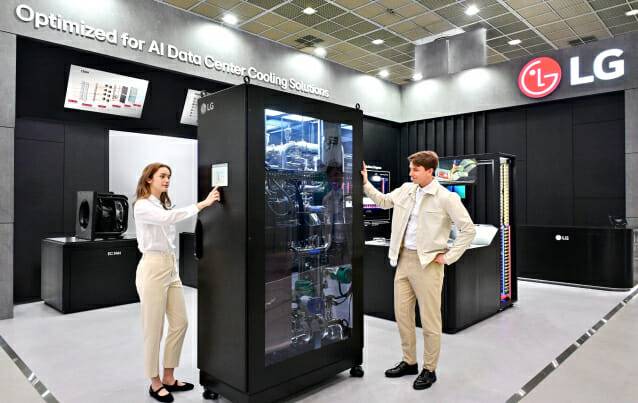 지난달 미국 워싱턴 D.C에서 열린 '데이터센터월드 2025'에서 모델들이 AI 데이터센터 액체 냉각 솔루션인 냉각수 분배 장치(CDU)를 소개하고 있다. (사진=LG전자)