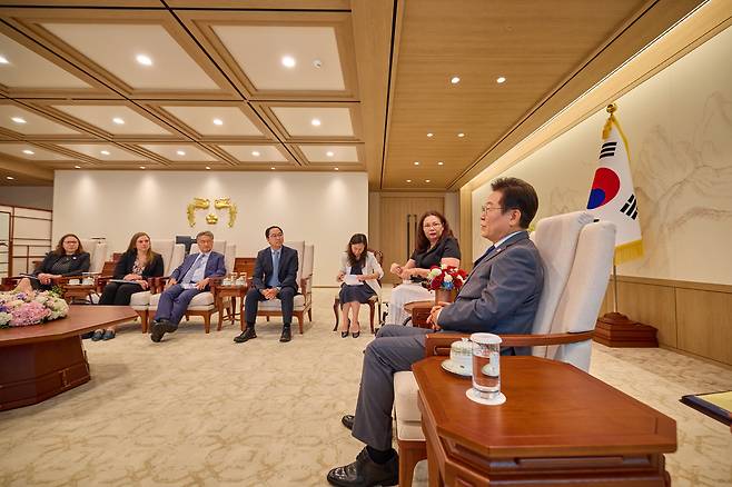 이재명 대통령이 18일 서울 용산 대통령실 청사에서 태미 덕워스 상원의원과 앤디 킴 상원의원을 접견하고 있다./대통령실
