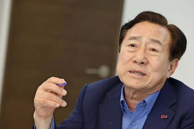 김기문 중소기업중앙회장이 18일 서울 여의도 중소기업중앙회에서 미국의 철강 파생상품 관세 등과 관련 본지와 인터뷰를 하고 있다. /남강호 기자