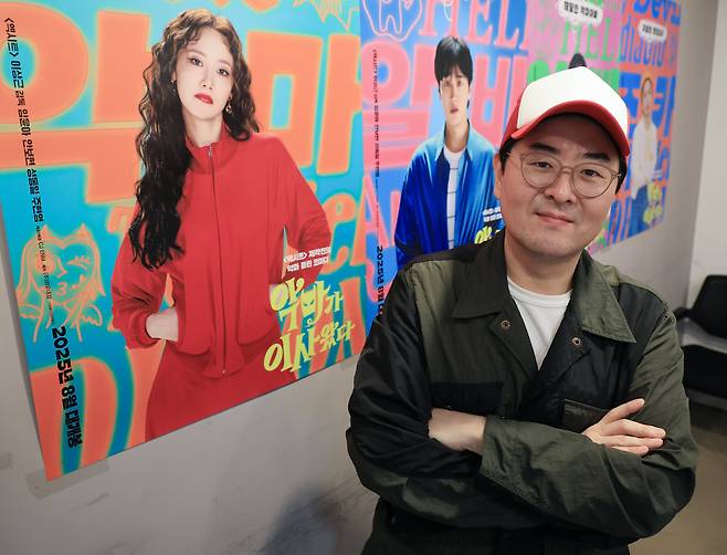 Director Lee Sang-geun, who nearly hit the 10-million mark with the surprise box-office success of “Exit” in the summer of 2019, has returned with his new film “Pretty Crazy” Actress Im Yoon-a, the lead of “Exit,” stars once again—this time as a charming devil. Lee described his latest work as “a film that feels like a glass of milk after a refreshing bath.” /Park Sung-won