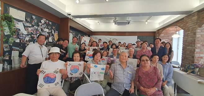 지난 17일 오후 서울 용산구의 레거시 키친에서 식사를 마친 독립유공자 후손들과 그 가족들이 KLC 봉사자들과 기념 사진을 찍고 있다./KLC 제공