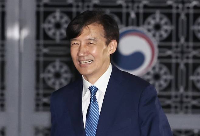 조국 전 조국혁신당 대표가 15일 새벽 구로구 서울남부구치소를 나서고 있다. /뉴스1