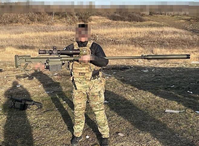 우크라이나 저격수가 대물 저격소총인 ‘스나이펙스 엘리게이터’ 들고 있는 모습. /엑스