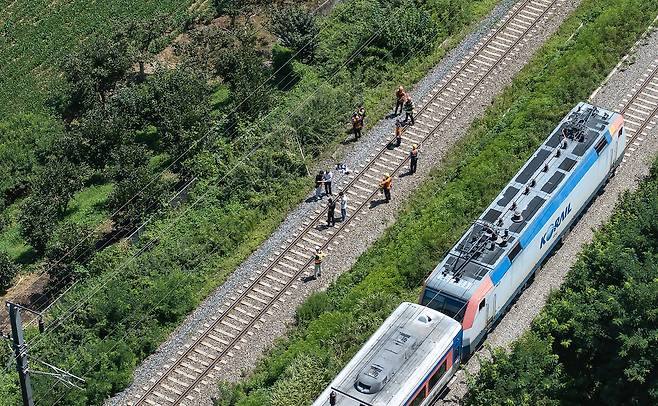 무궁화호 열차가 선로 인근에서 작업 중이던 근로자 7명을 치는 사고가 발생한 19일 경북 청도군 화양읍 삼신리 청도소싸움 경기장 인근 경부선 철로에서 경찰과 소방, 코레일 등 관계자들이 사고 조사를 하고 있다. /연합뉴스