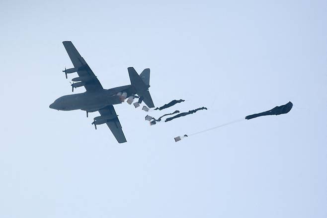 2025년 8월 14일, 가자지구 북부 자발리아 인근에서 군용기가 구호 물품을 낙하산으로 투하하고 있다. /연합뉴스