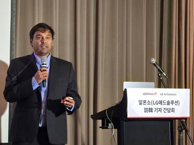아시시 초디아 알폰소 창립자가 19일 서울 영등포구 콘래드 서울 호텔에서 열린 기업공개(IPO) 추진 전략’ 기자간담회에서 미국 증시 상장 계획을 발표하고 있다./정두용 기자