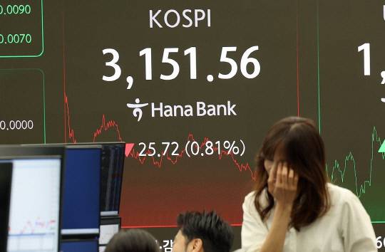 코스피가 전장보다 25.72포인트(0.81%) 내린 3,151.56으로 거래를 마친 19일 서울 중구 하나은행 딜링룸에서 한 딜러가 자리로 향하고 있다. 연합뉴스