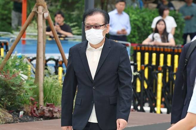 건진법사 전성배씨가 지난 18일 민중기 특별검사팀 사무실이 마련된 서울 종로구 KT 광화문빌딩 웨스트로 들어가고 있다. ⓒ연합뉴스