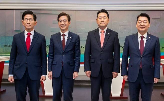 (왼쪽부터) 국민의힘 김문수, 조경태, 장동혁, 안철수 당대표 후보가 19일 서울 중구 TV조선 스튜디오에서 열린 국민의힘 제6차 전당대회 당대표 후보자 토론회에서 포즈를 취하고 있다. ⓒ국회사진기자단