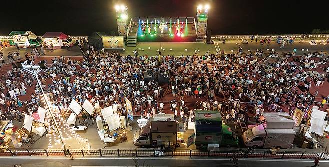 지난해 8월 열린 ‘동대문구 맥주축제’에서 음악 공연을 즐기는 시민들. 동대문구 제공