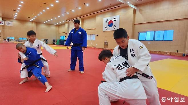 지난달 1일 충북 진천 국가대표선수촌에서 열린 강원랜드의 ‘꿈나무 희망체험’에서 폐광지역 유소년 유도선수들이 국가대표 선수로부터 원포인트 레슨을 받고 있다. 강원랜드 제공